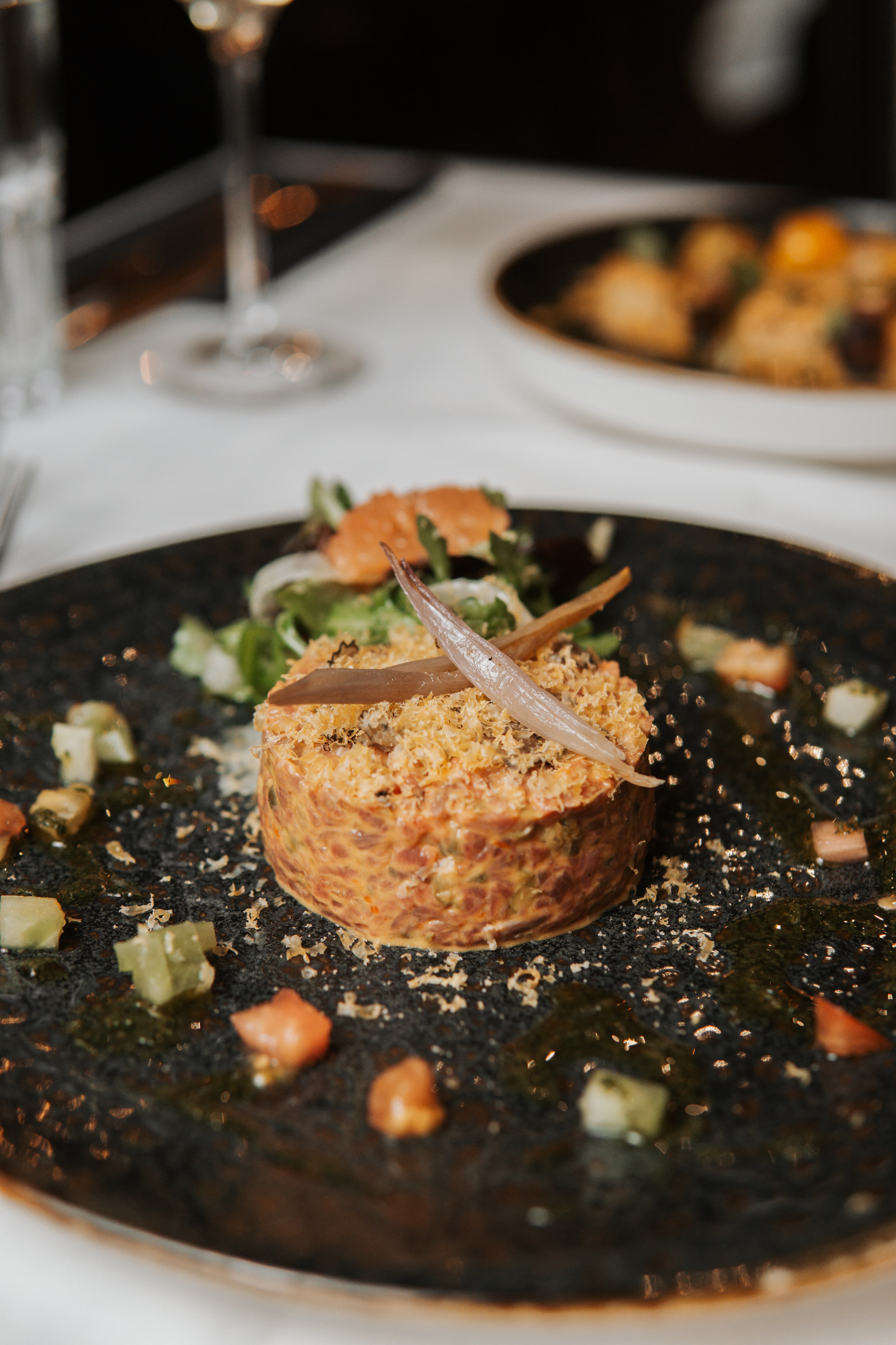 Gedekte tafel met bloemen en kristal