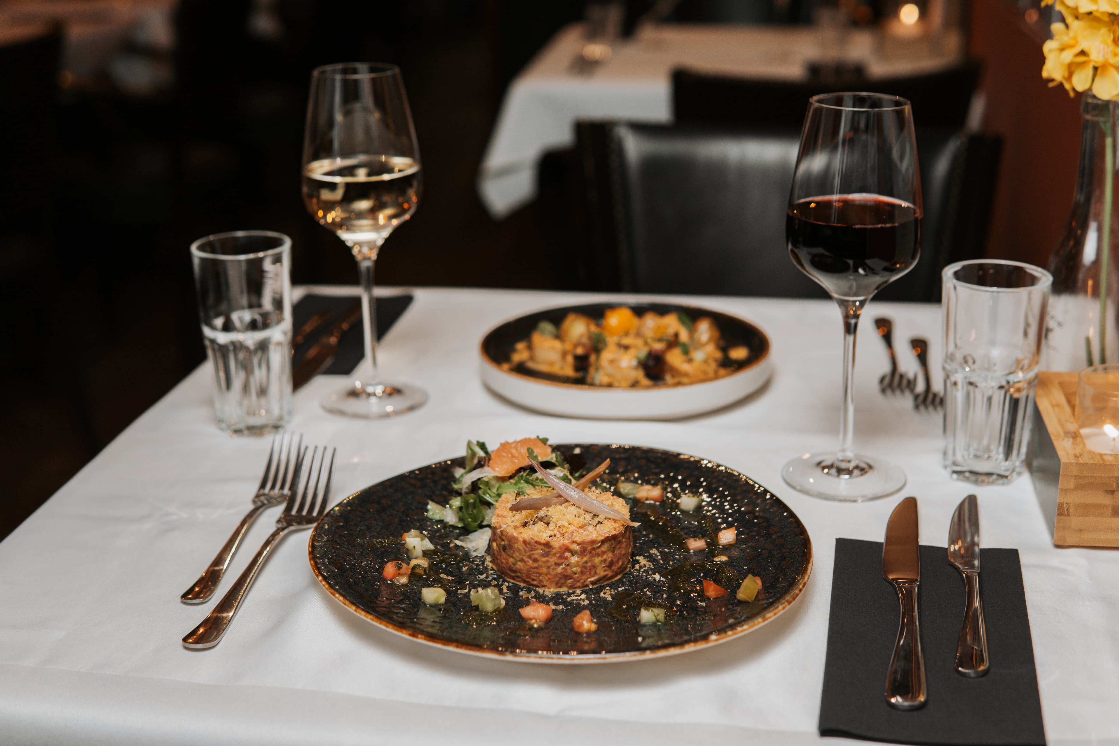 Koppel geniet van een diner in Den Haag